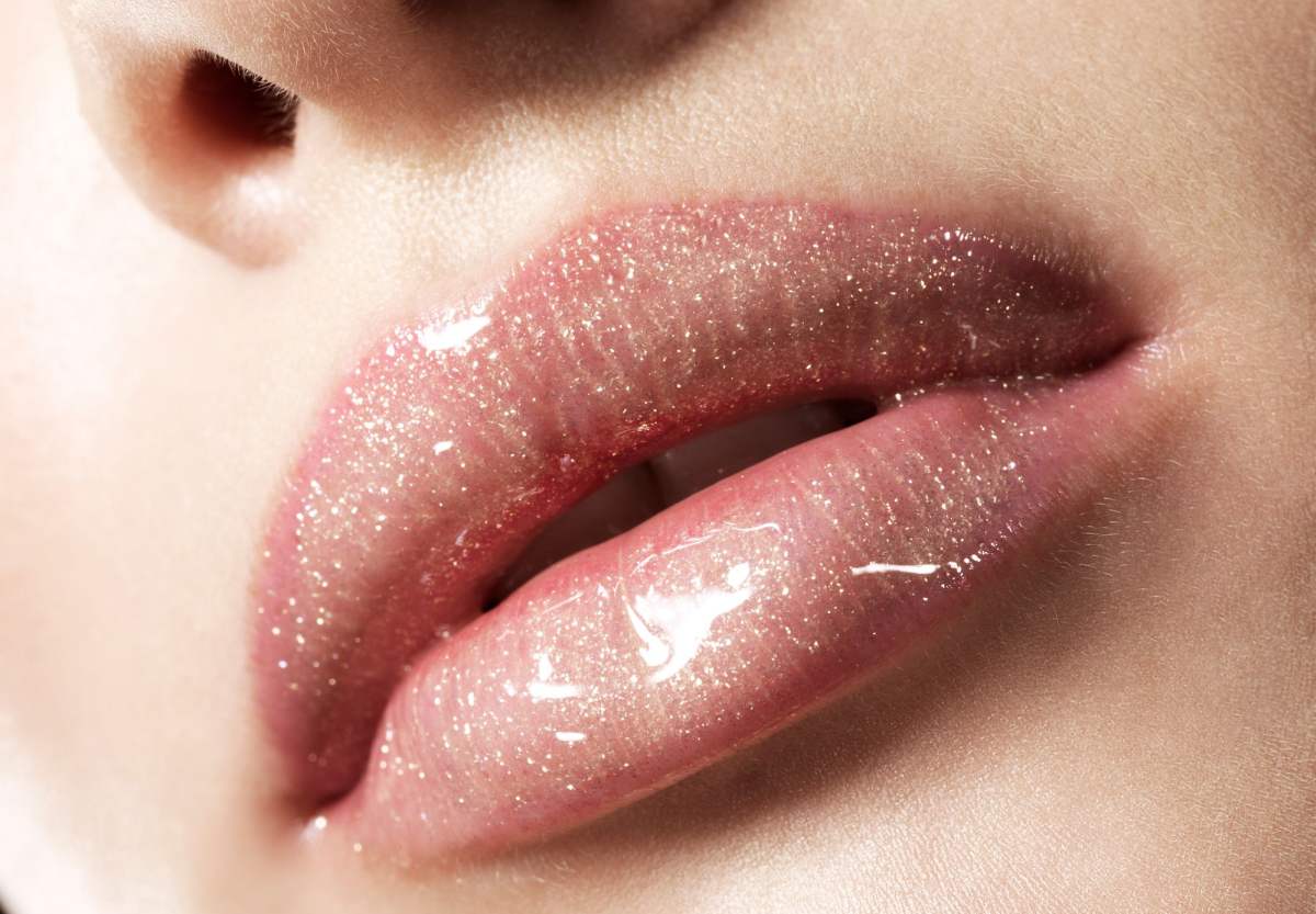 make-up-tendenze-2022-labbra-glossy-lips